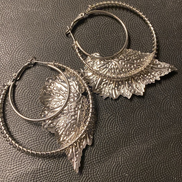 Vintage Silver tone Huge hoop dangling pierced Earrings with leaf with beads - Picture 4 of 9